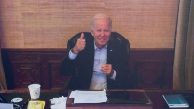 Joe Biden, la birou, face semnul OK.