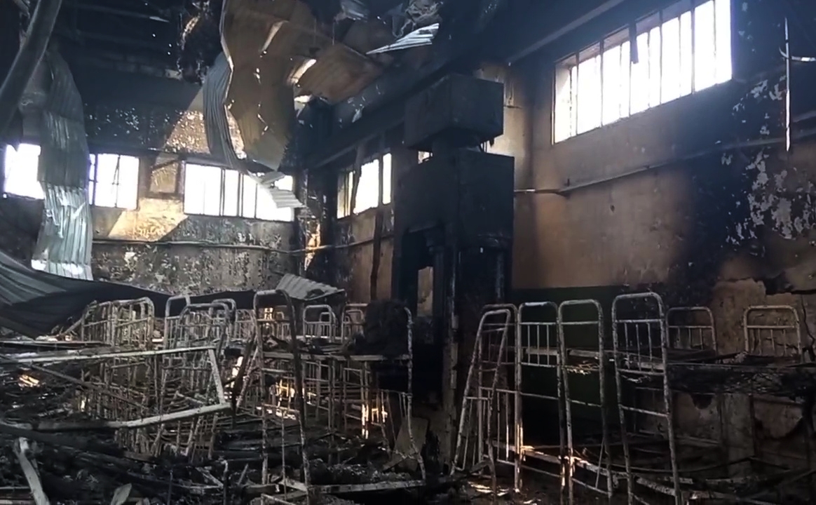 Cadavre carbonizate și paturi arse. Imagini din închisoarea bombardată din Olenivka, unde ar fi fost și prizonieri din batalionul Azov