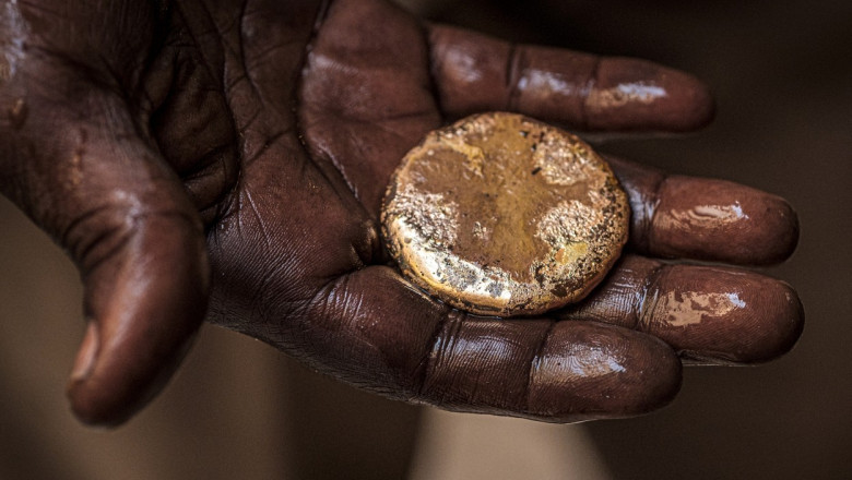 piesa de aur tinuta in mana de un sudanez