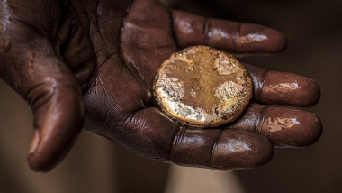 piesa de aur tinuta in mana de un sudanez