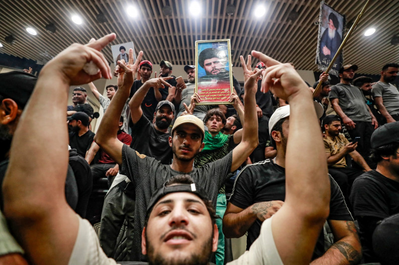 Mii de susţinători ai liderului şiit Moqtada al-Sadr au pătruns din nou sâmbătă în „zona verde” ultrasecurizată din Bagdad pentru a doua oară într-o săptămână. Foto-Profimedia (6)