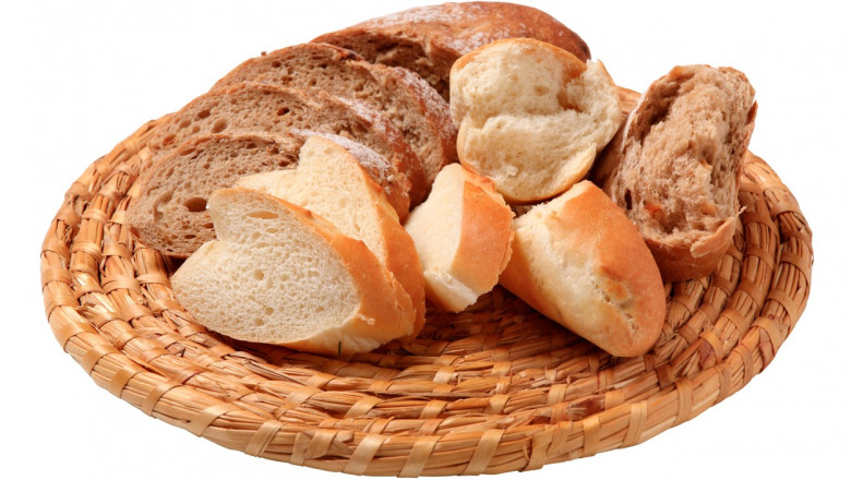 diverse tipuri de paine pe un platou