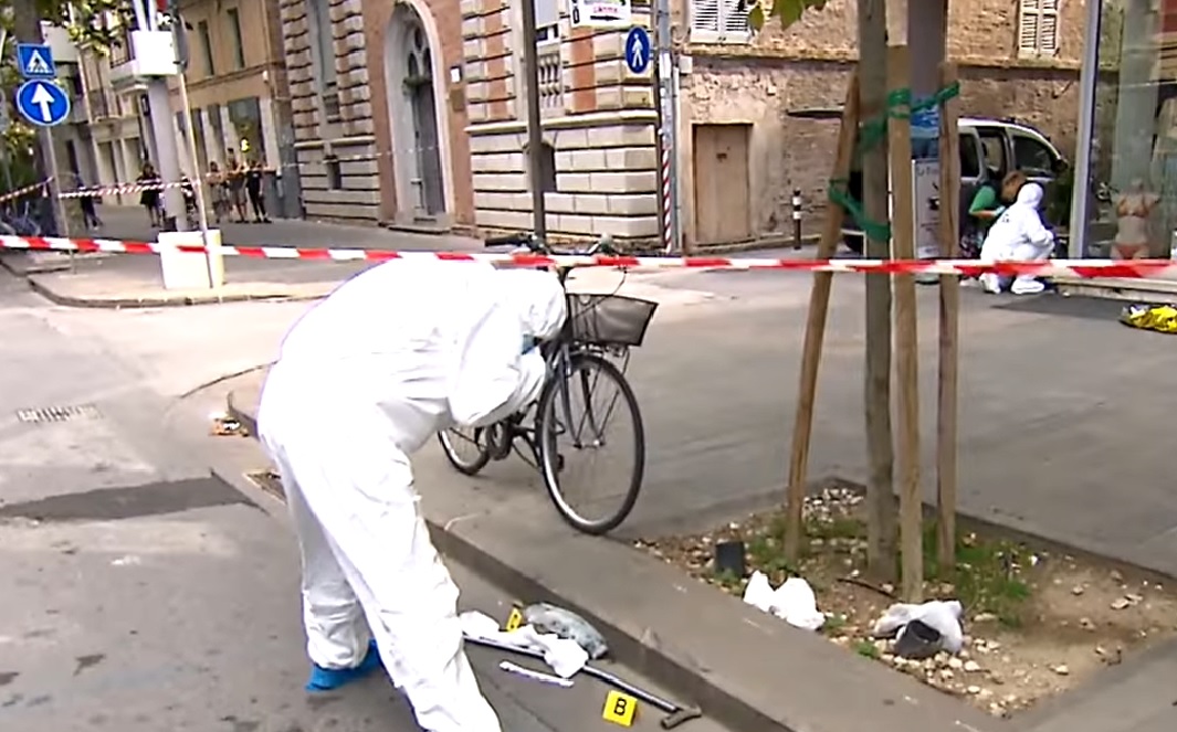 Scene șocante în Italia: Un vânzător ambulant a fost omorât în bătaie, în plină zi, fără ca nimeni să intervină