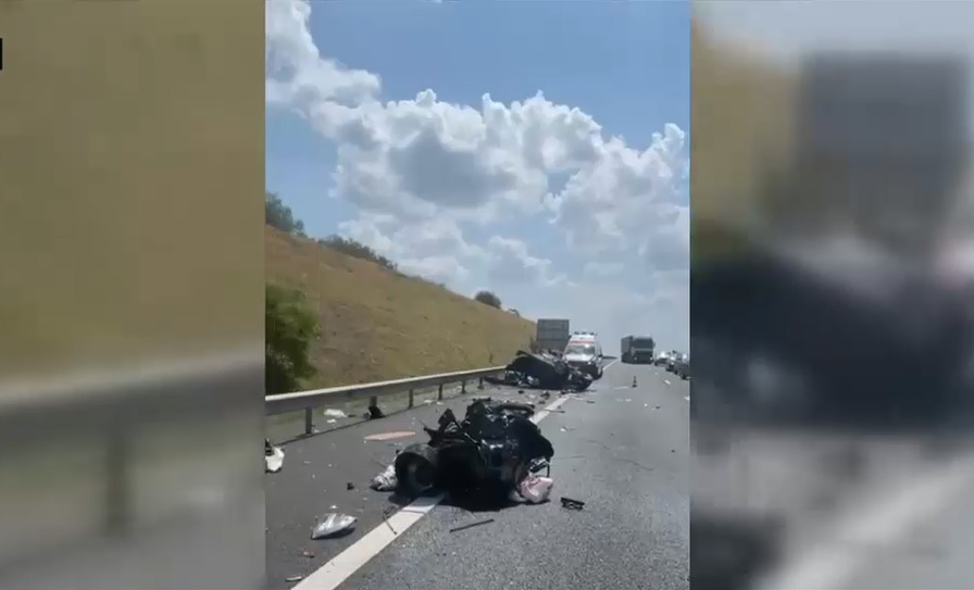 Accidente pe drumul către mare. O mașină s-a rupt în două - VIDEO
