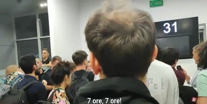 Furie pe Aeroportul Otopeni, unde zeci de persoane au aflat după o zi întreagă că nu mai pot pleca spre Malta