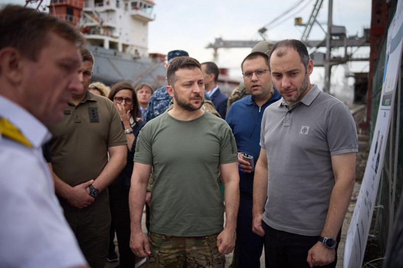 Zelenskyy inspects Turkish ship loaded with first grain for exports - Odesa