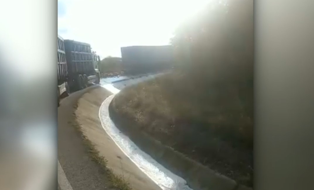 VIDEO. Pârâu de bere pe o șosea din Olt, după ce sute de sticle au căzut dintr-un camion. Traficul a fost îngreunat