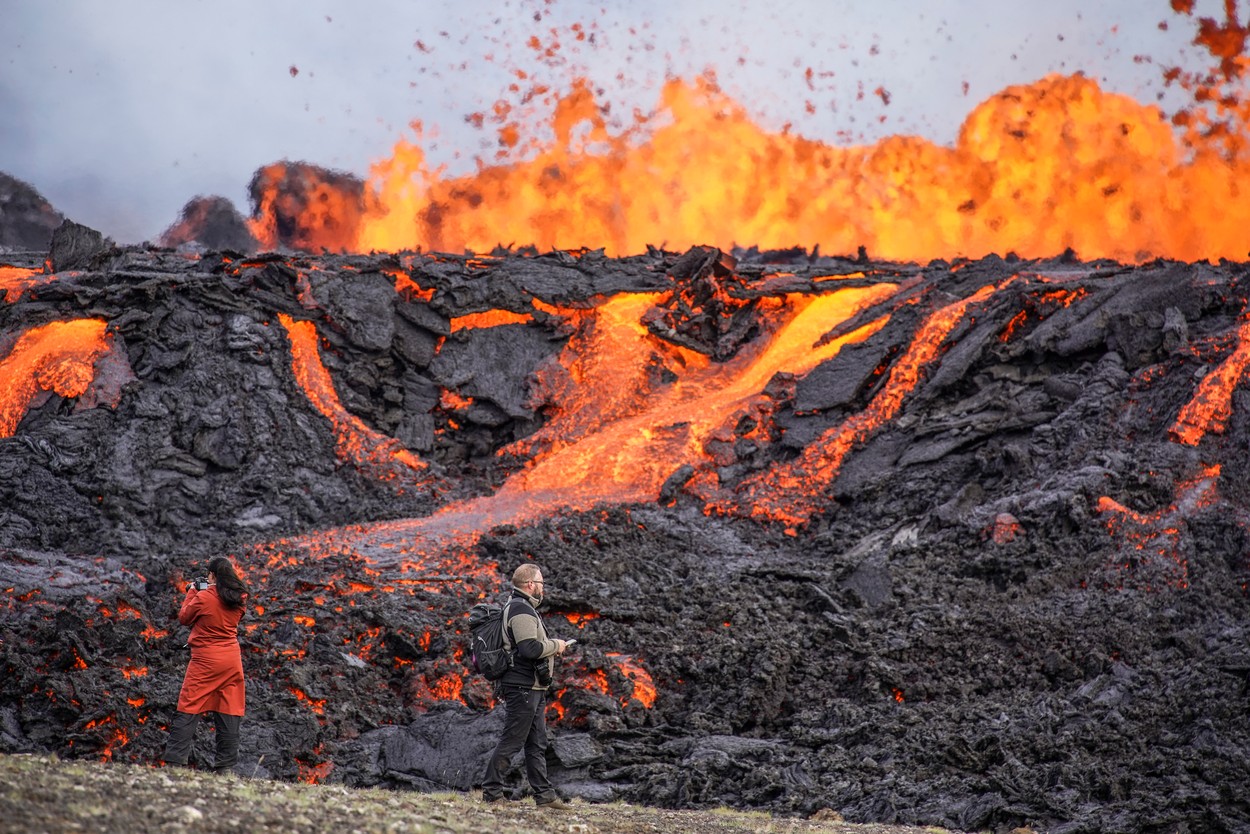 Un vulcan a erupt în apropierea capitalei Islandei cu jeturi de lavă și gaze toxice emise în atmosferă