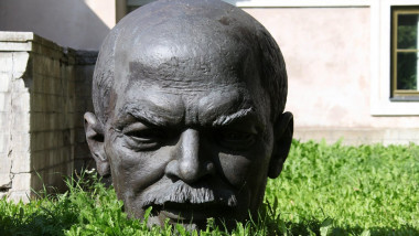 Capul unei statui a lui Lenin în Estonia.