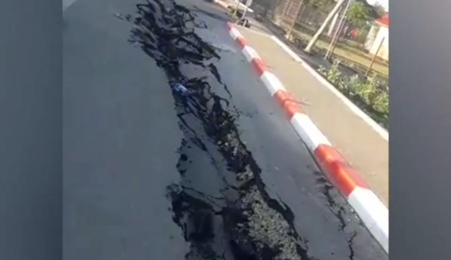 VIDEO. O stradă din Mărășești reabilitată anul trecut s-a surpat pe o distanță de 70 de metri și a fost închisă circulației