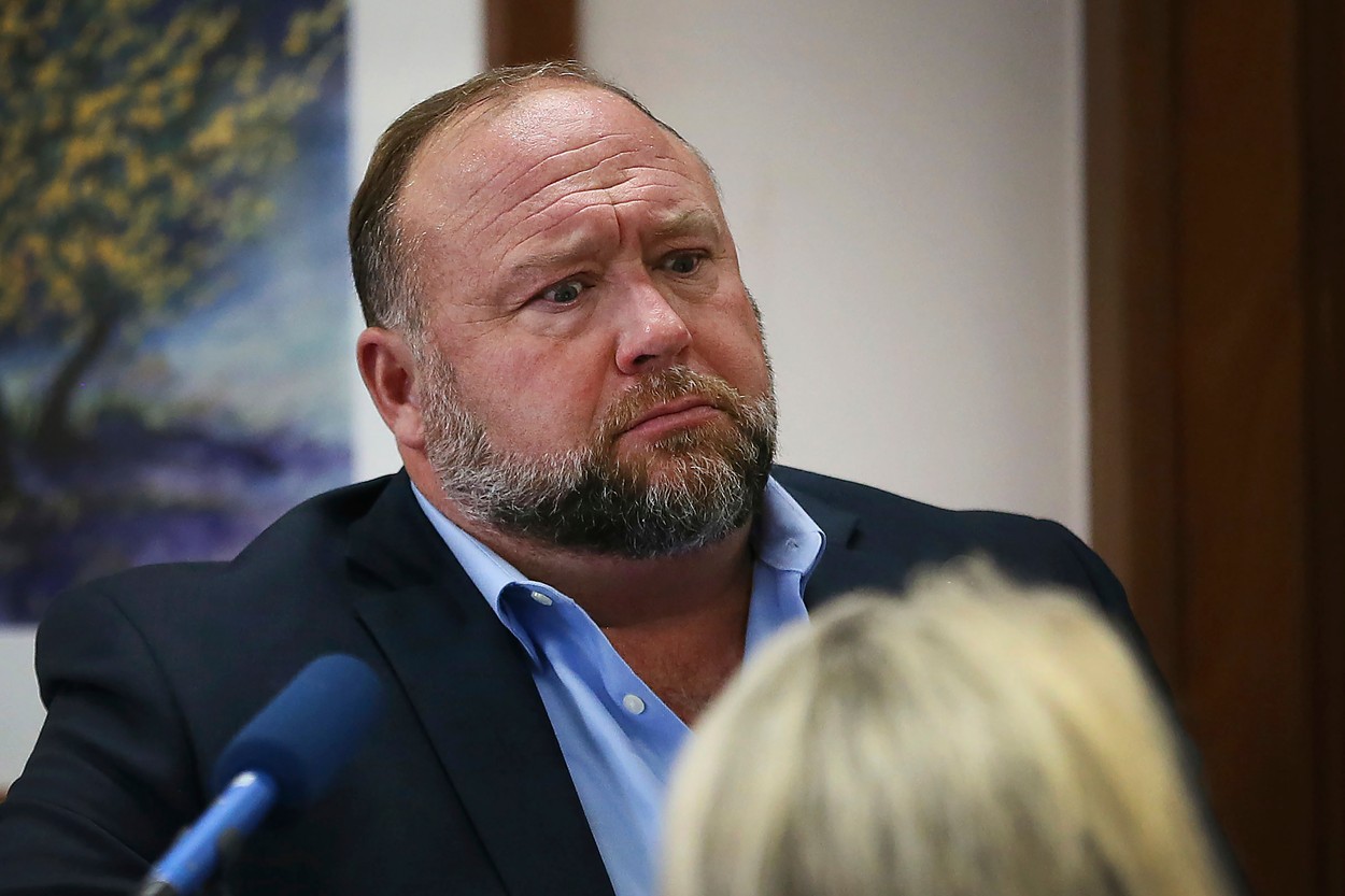 Celebrul conspiraționist Alex Jones este obligat să plătească 4 milioane de dolari părinților unui copil ucis la școala Sandy Hook