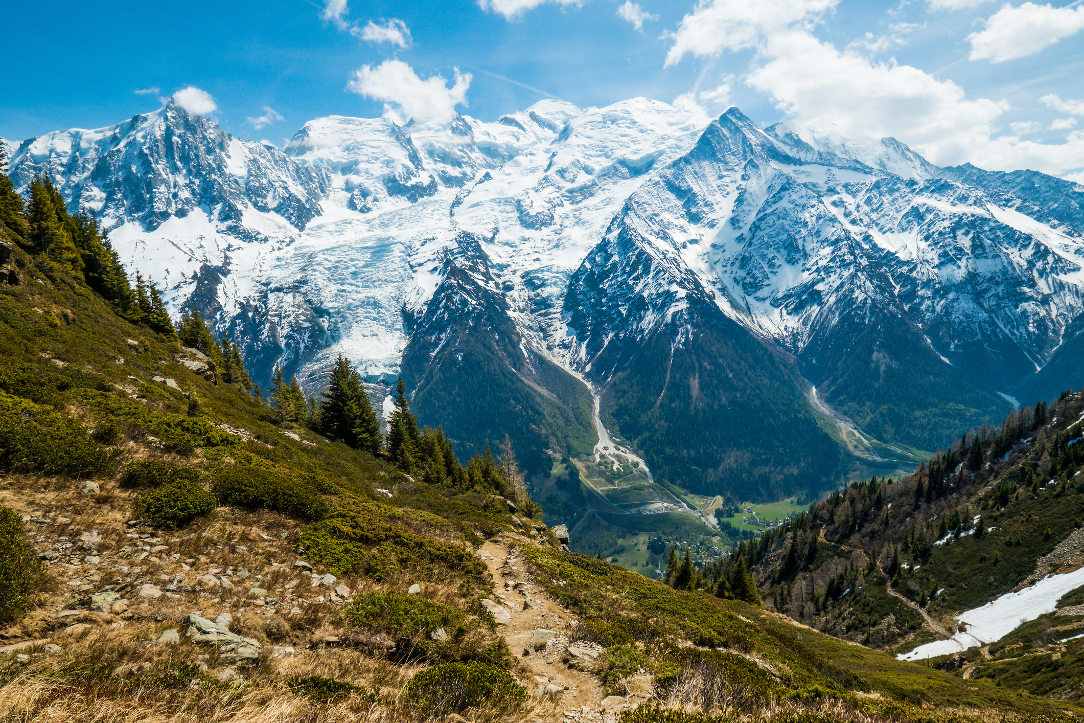 5 români au vrut să urce pe Mont Blanc în teniși și șorturi. Supărat, un primar cere acum depozite pentru „salvare și înmormântare”
