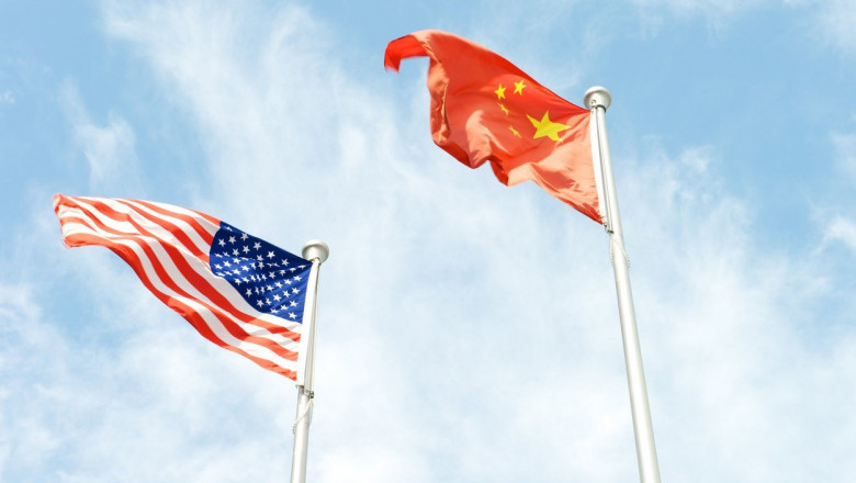 steaguri fluturânde ale Statelor Unite și Chinei
