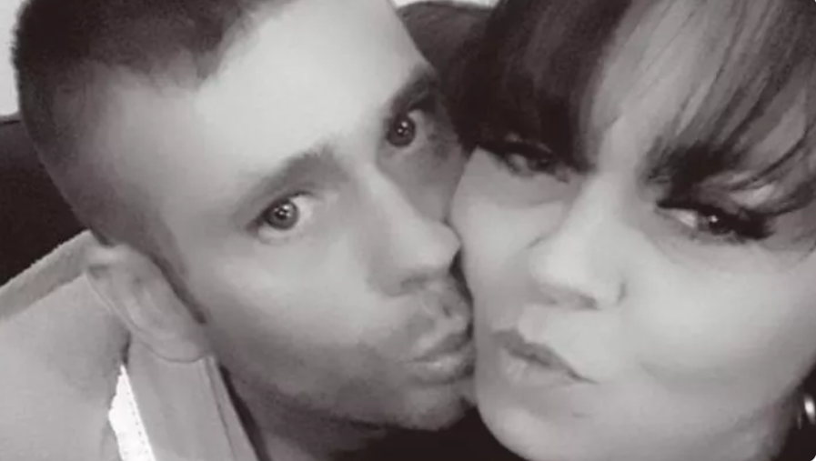 O femeie însărcinată căreia i s-au mai dat 24 de ore de viață luptă să trăiască pentru a-și aduce pe lume copilul