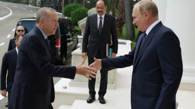 recep erdogan se pregateste sa dea mana cu vladmir putin care il intampina la resedinta de la soci