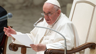 Papa Francisc susține o cuvântare.