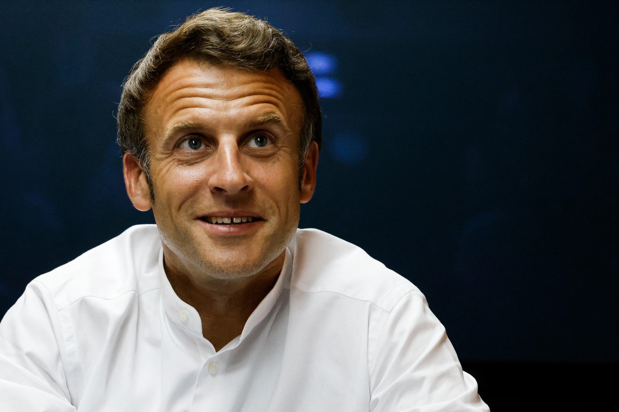 Emmanuel Macron a ieșit pe mare într-o canoe, la bustul gol. Detaliul care le-a atras atenția francezilor