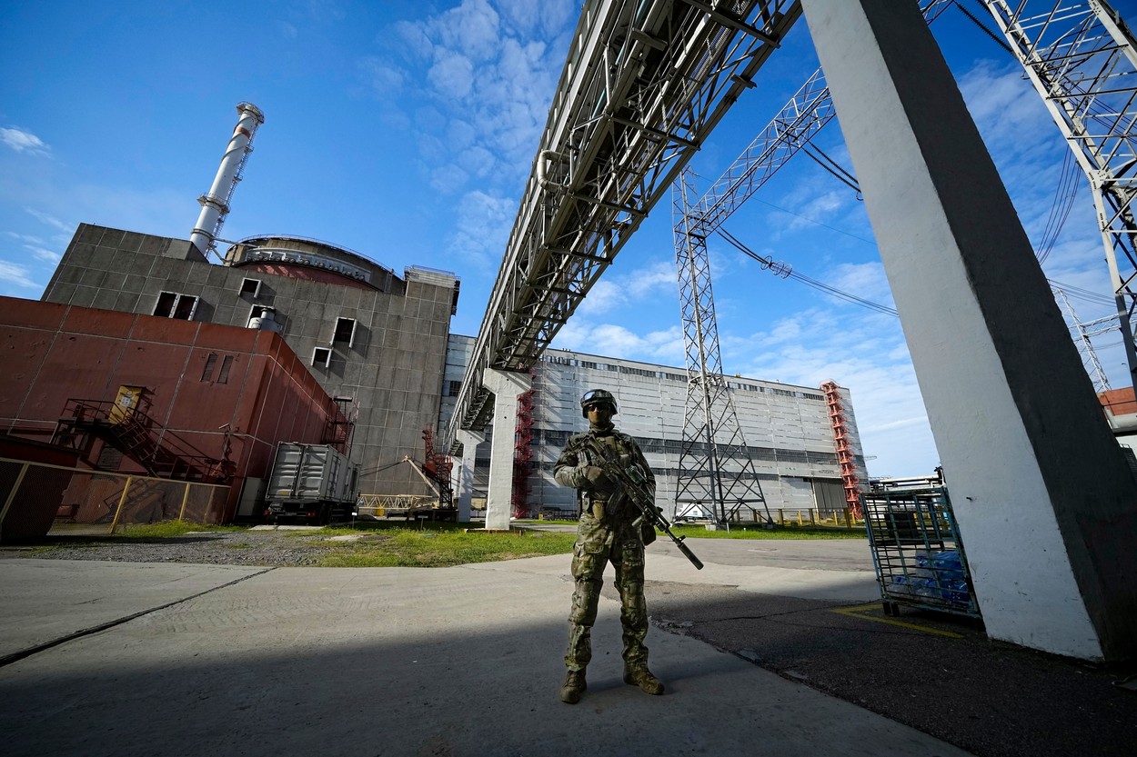 Rușii au lovit de două ori centrala nucleară din Zaporojie, e un act de teroare, acuză Zelenski. Un reactor a fost oprit după atac