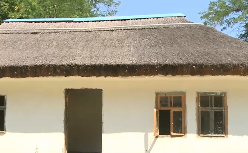VIDEO. Răcoroase vara, mențineau căldura iarna. Secretul caselor vechi din Deltă