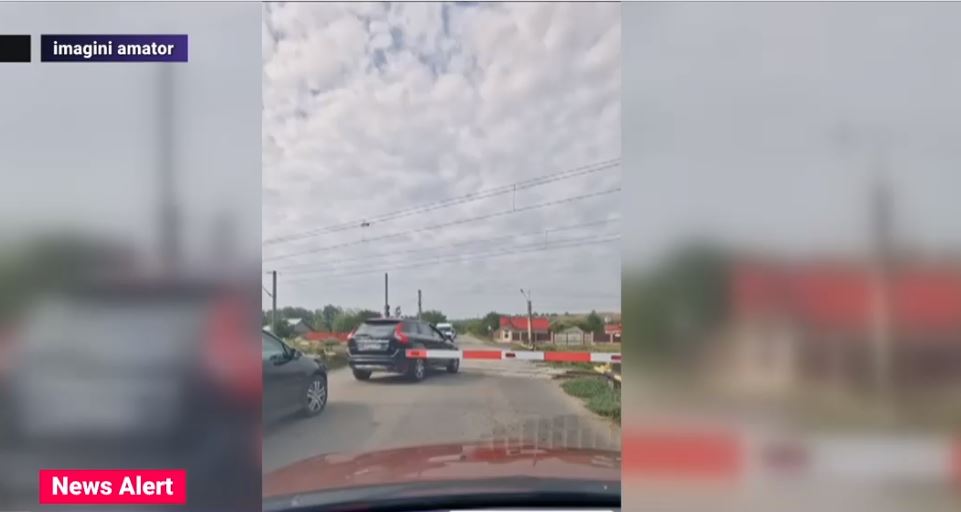 VIDEO Gest inconștient al unor șoferi care traversează calea ferată, deși venea trenul, iar barierele erau coborâte