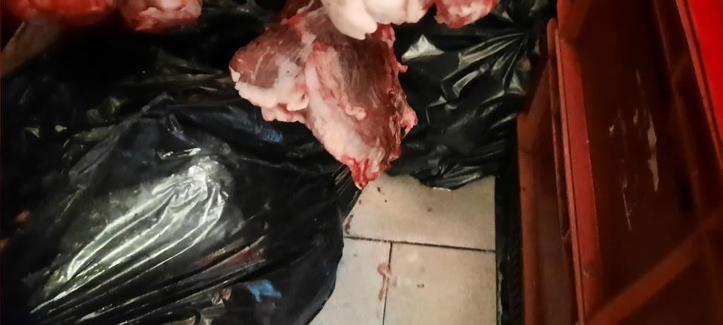Mascații de la trupele speciale au fost chemați la o intervenție în localurile din Costinești. ANPC a găsit tone de carne expirată