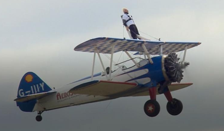 VIDEO. O bătrână de 93 de ani zboară legată de aripa unui avion