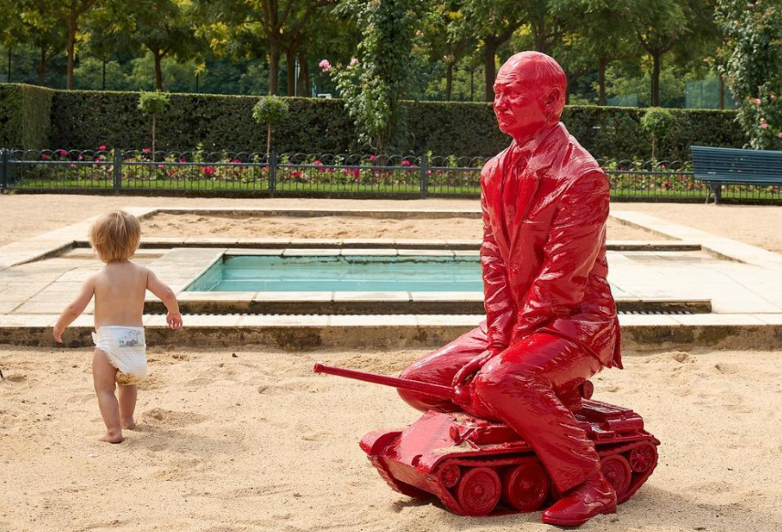 Sculptură virală: Putin, călare pe un tanc în Central Park din New York