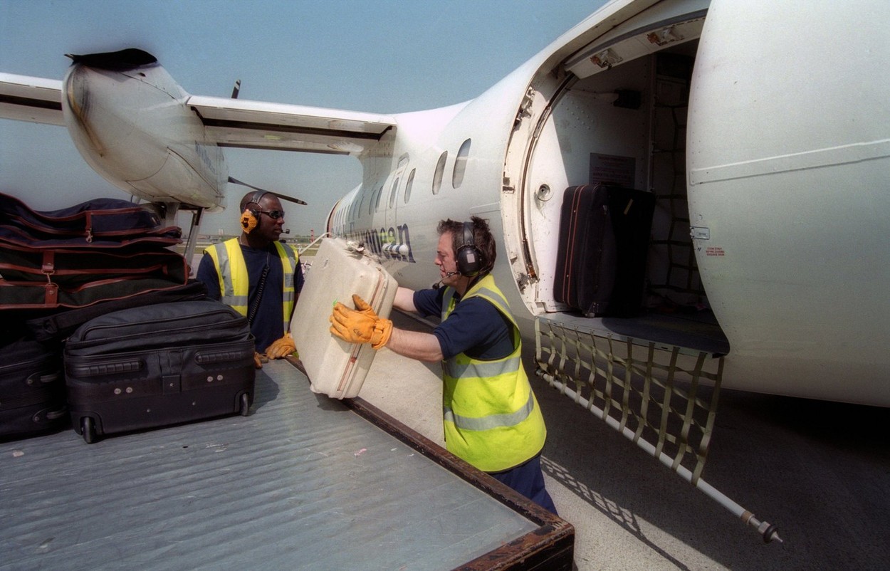 O companie aeriană le cere directorilor să lucreze la încărcat și descărcat bagaje din avioane