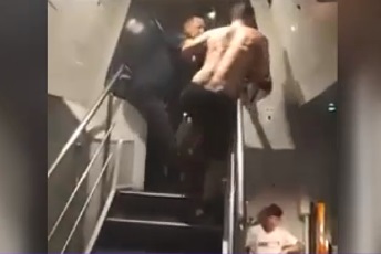 Momentul în care un controlor este luat la bătaie în tren. Agresorul este căutat de poliție