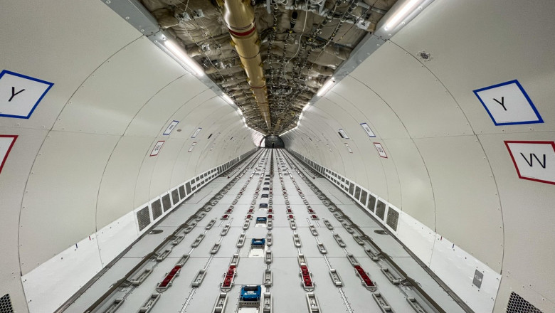 Interiorul unui avion cargo.