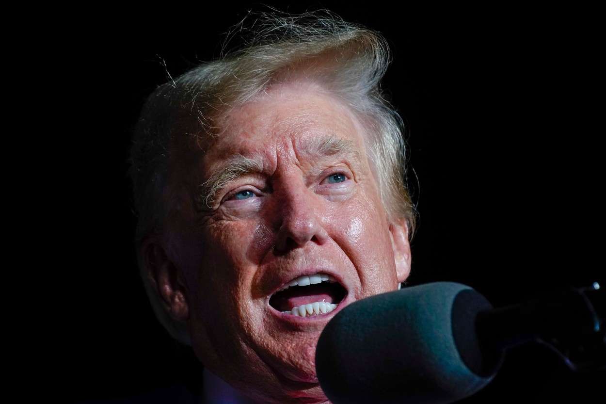 Donald Trump sugerează că FBI-ul ar fi plasat probe împotriva sa în timpul percheziţiei de la Mar-a-Lago