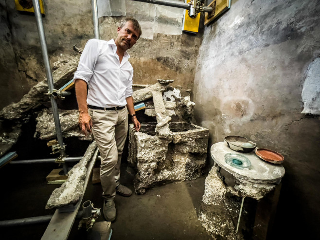 Middle-Class Home Discovered in Pompeii - Italy