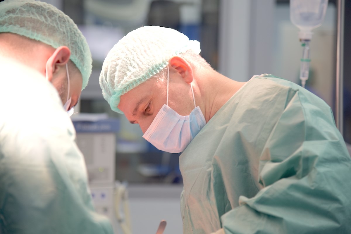 Histerectomie totală cu anexectomie bilaterală și cura chirurgicală a unui chist renal cu pieloplastie, în același timp operator
