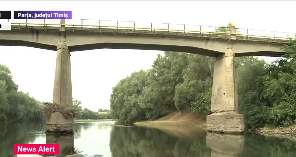 Seceta scoate la iveală pericolul unui pod intens circulat din Timiș. Oficialii spun că nu-l pot închide și că n-au bani de reabilitare