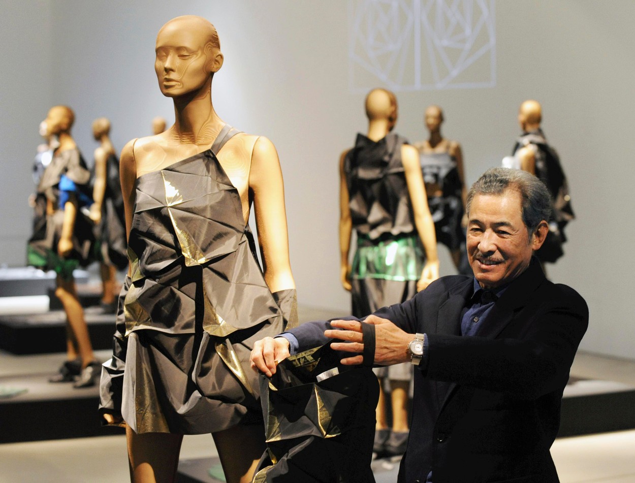Issey Miyake, creatorul de modă care a lansat celebrul pulover purtat de Steve Jobs, a murit la 84 de ani