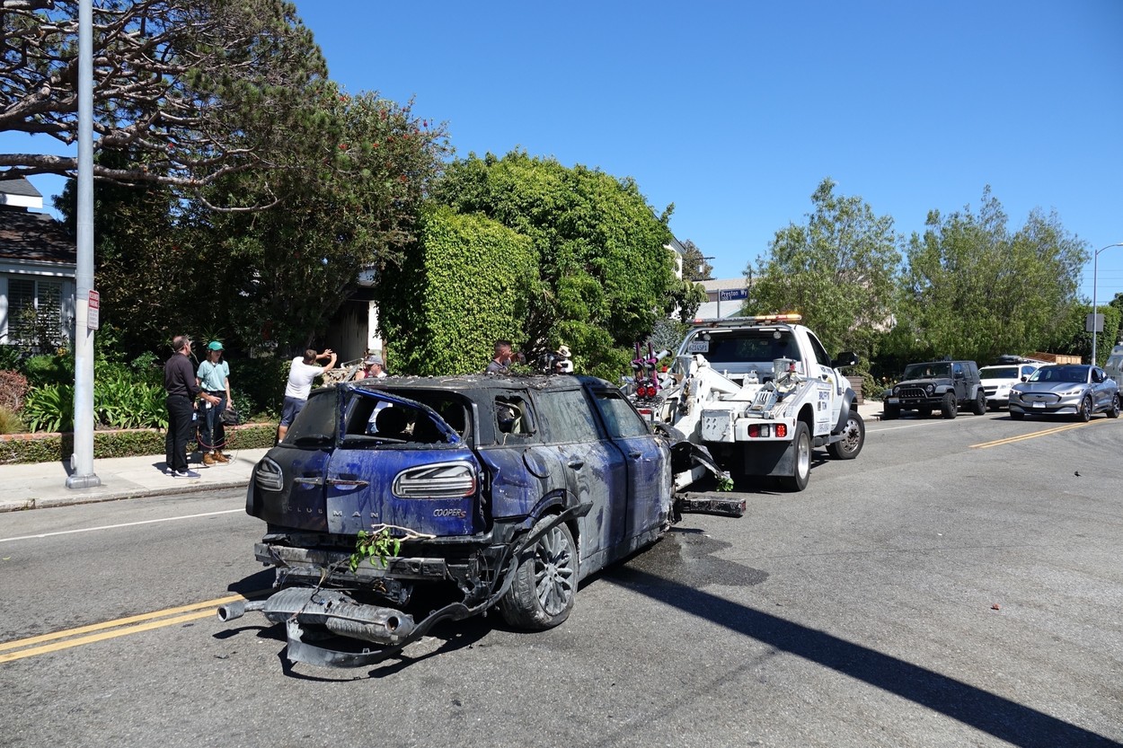 *PREMIUM-EXCLUSIVE* Anne Heche’s car is towed away from where it crashed into a home - ** WEB MUST CALL FOR PRICING **