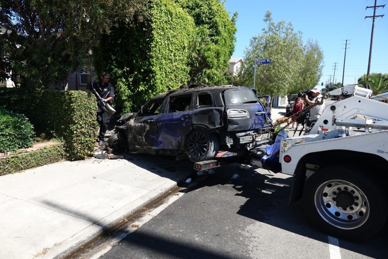 *PREMIUM-EXCLUSIVE* Anne Heche’s car is towed away from where it crashed into a home - ** WEB MUST CALL FOR PRICING **