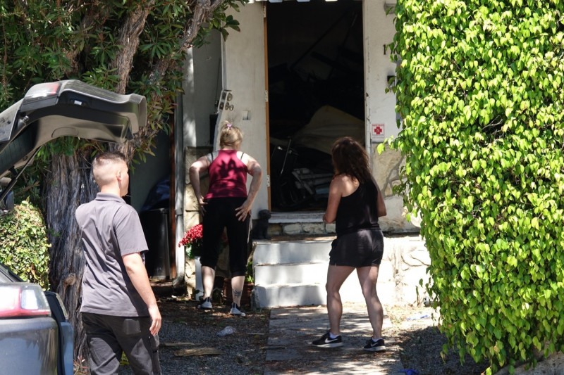 *PREMIUM-EXCLUSIVE* The woman living in the house destroyed after Anne Heche’s car smashed into it searches for belongings