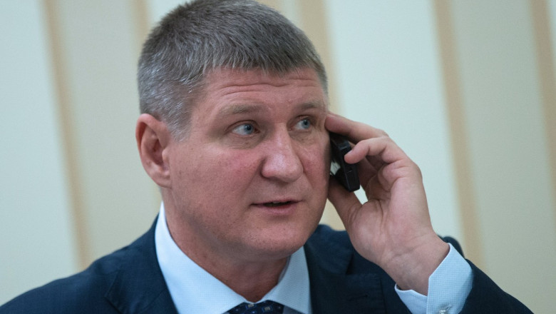 Deputatul rus Mihail Şeremet vorbeste la telefon