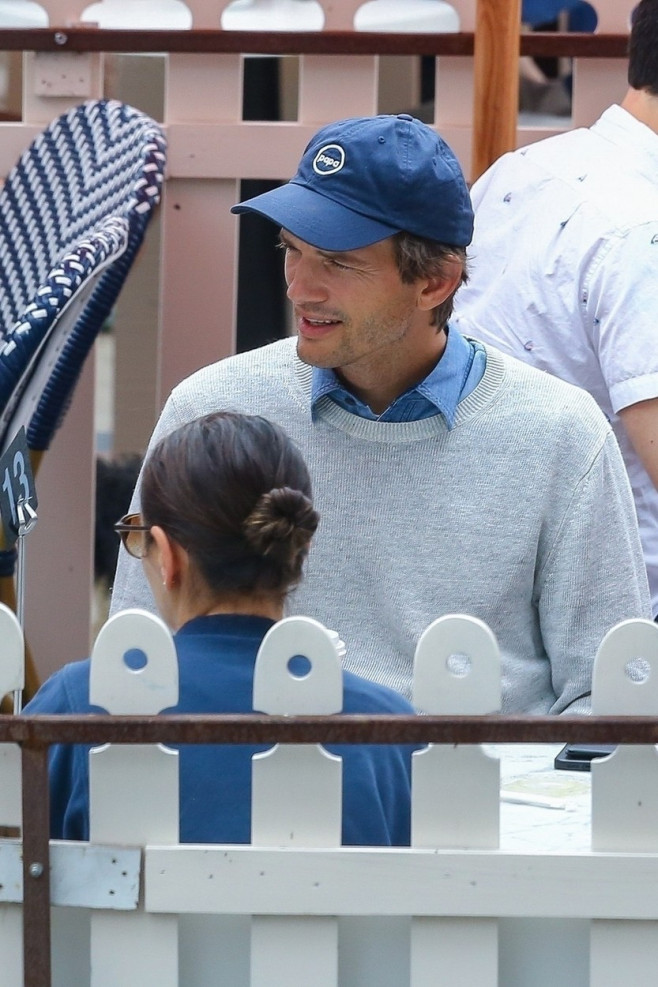 Ashton Kutcher cu Mila Kunis și familia