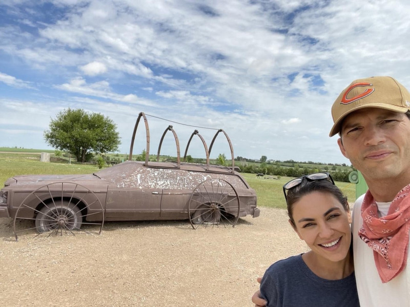 Ashton Kutcher Mila Kunis selfie