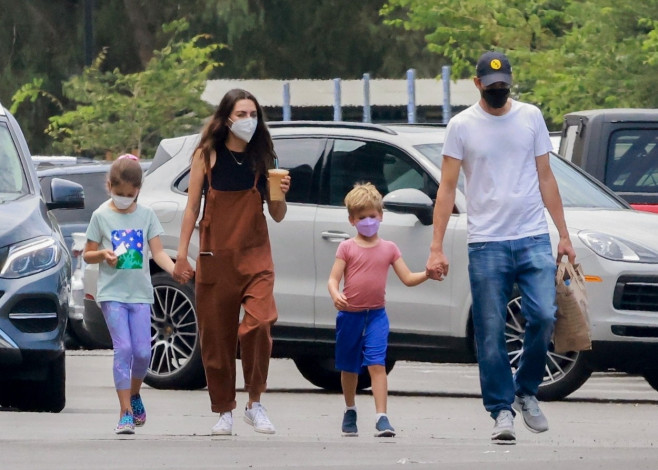 Ashton Kutcher cu Mila Kunis și familia