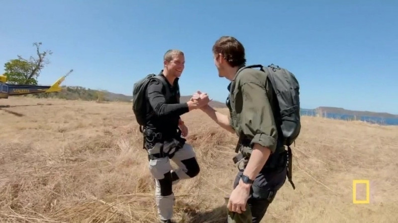 Ashton Kutcher cu Bear Grylls