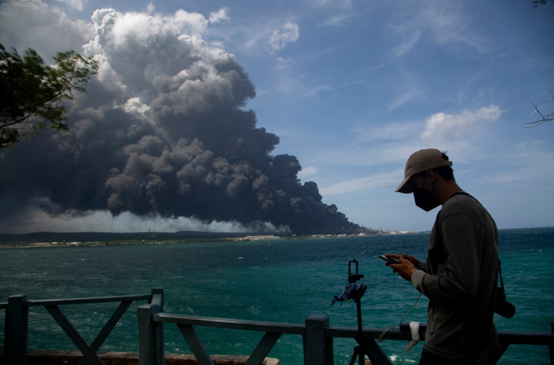 APTOPIX Cuba Oil Fire