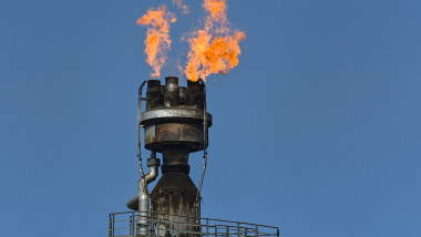 04 July 2022, Brandenburg, Schwedt/Oder: Surplus gas is burned on the industrial site of PCK-Raffinerie GmbH. On the same day, a second meeting of the federal-state project group on the future of the oil refinery in Schwedt will be held. At noon there is