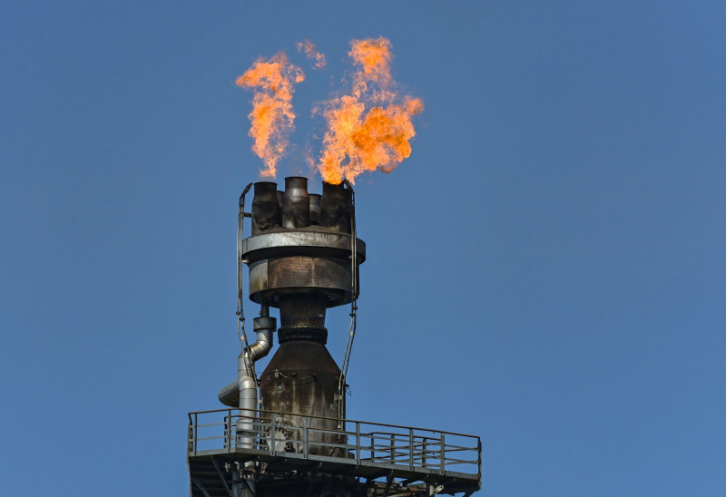 04 July 2022, Brandenburg, Schwedt/Oder: Surplus gas is burned on the industrial site of PCK-Raffinerie GmbH. On the same day, a second meeting of the federal-state project group on the future of the oil refinery in Schwedt will be held. At noon there is