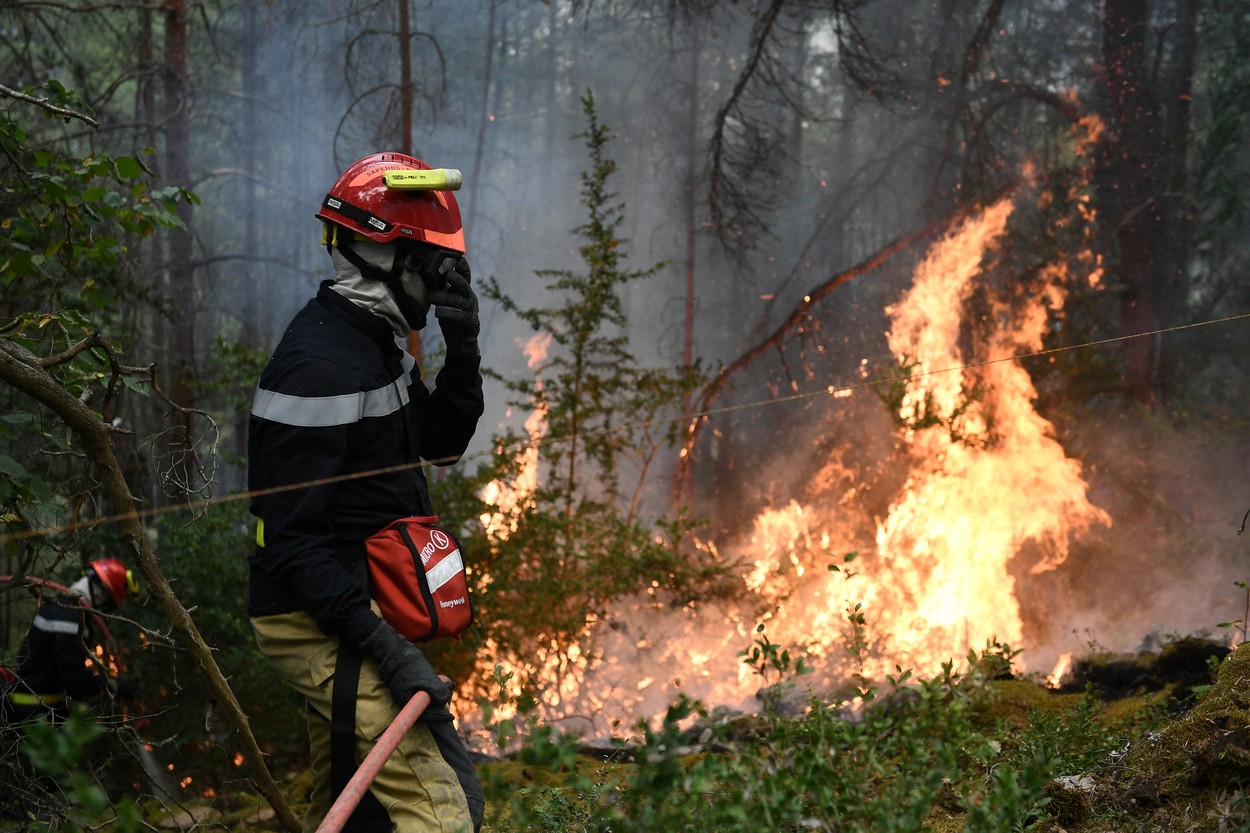 Zeci de pompieri români, trimiși în Franța pentru a sprijini lupta cu incendiile de vegetație