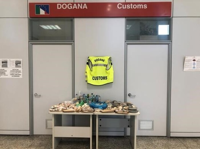 Peste 20 kg de nisip de pe plajele din Sardinia, găsite în bagajele turiştilor. Cei prinși au fost amendați cu până la 3.000 de euro