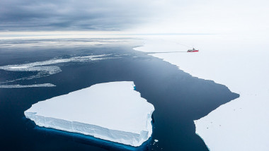 O navă în Antarctica.