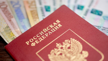 Pașaport rusesc peste bacnote de euro.